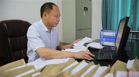 初心不改　本色不褪——記廣西勤廉榜樣、河池市紀(jì)委副書記、監(jiān)委副主任黃振林