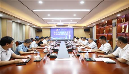 覃振華與鹿寨縣委副書記、縣長楊毅舉行工作會談